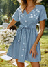 Minivestido azul con estampado floral navideño